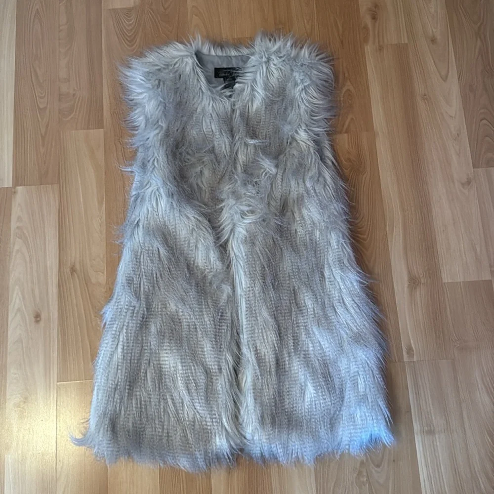 Brandon Thomas Silver Faux Fur Vest_5